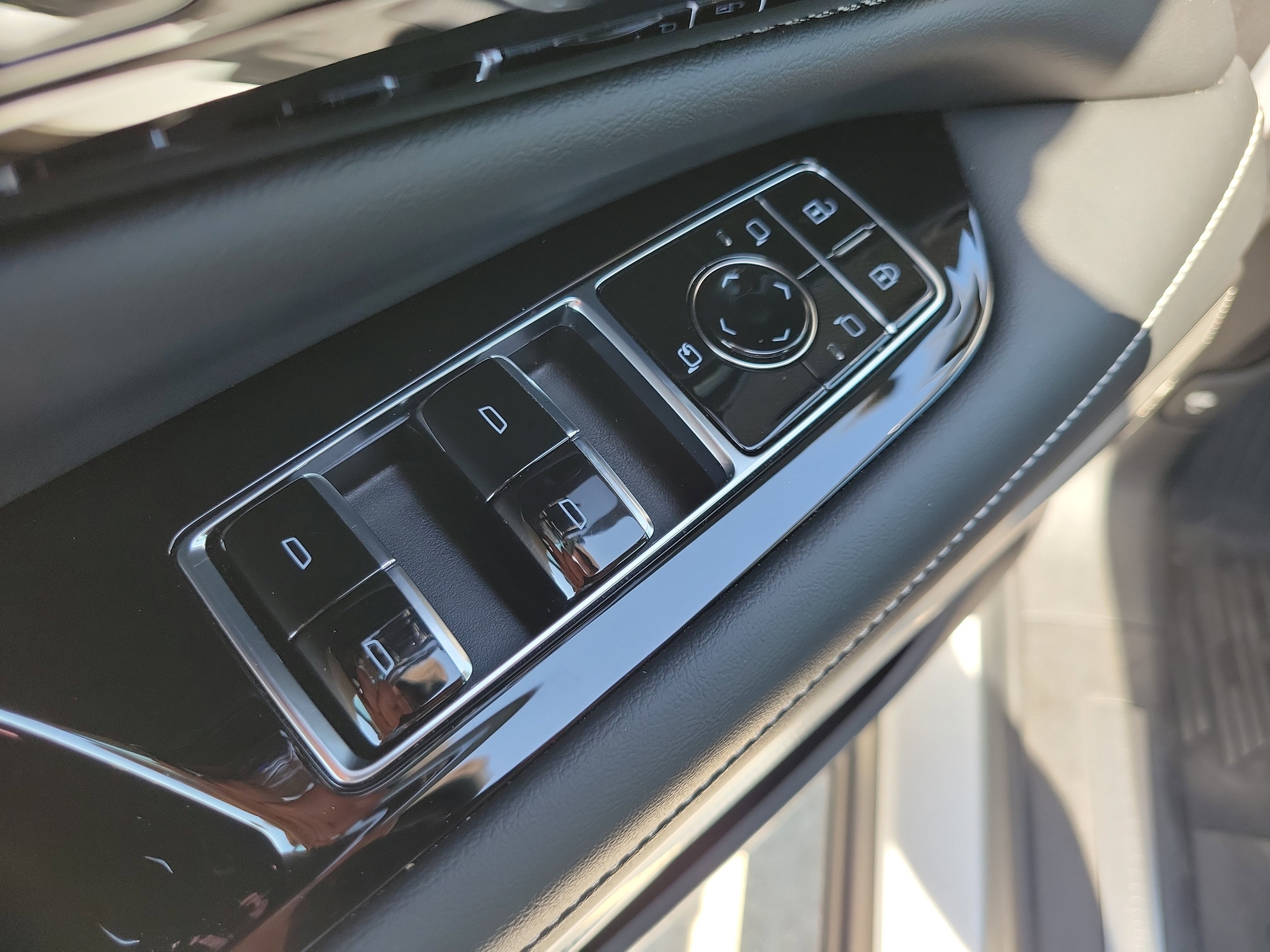 Certified 2025 Cadillac Optiq Luxury 2 w/ LPO, Floor Liner Package image 18