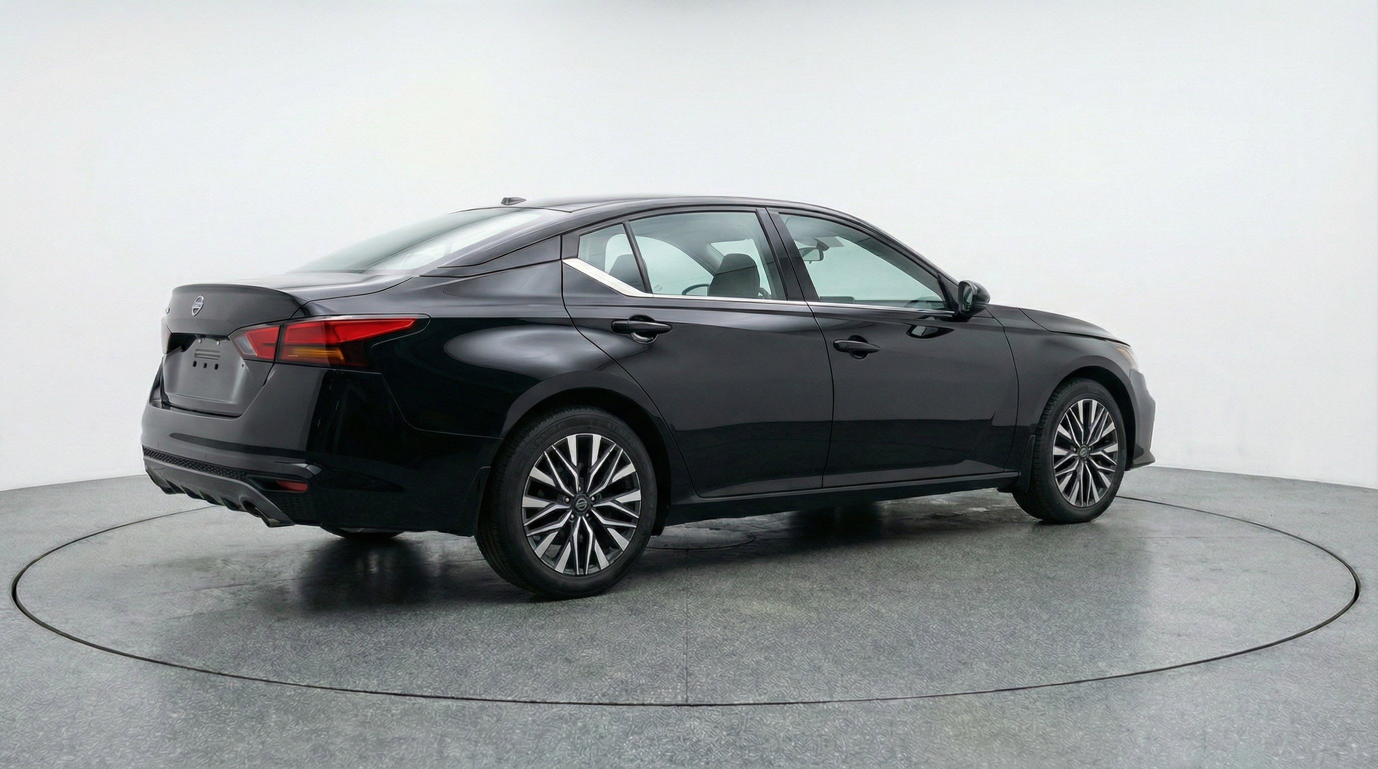 Used 2025 Nissan Altima 2.5 SV FWD image 9