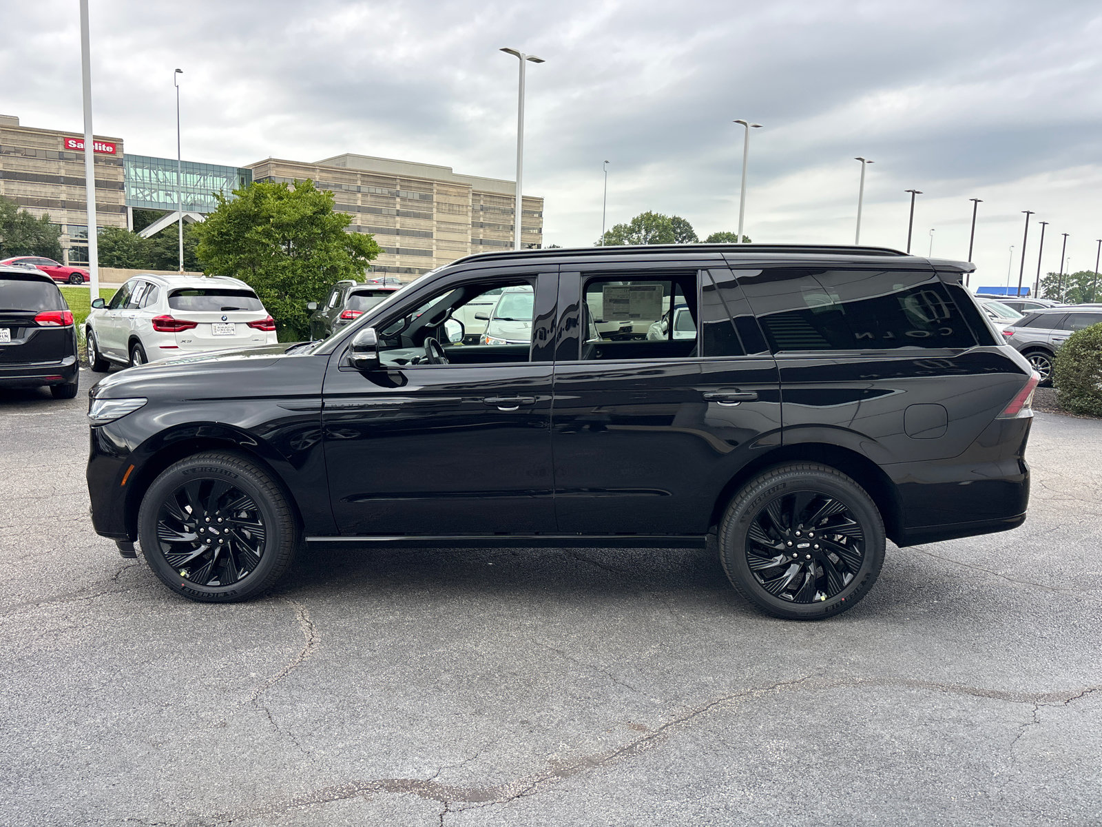New 2027 Lincoln Navigator Reserve w/ Jet Appearance Package AWD/4WD image 4