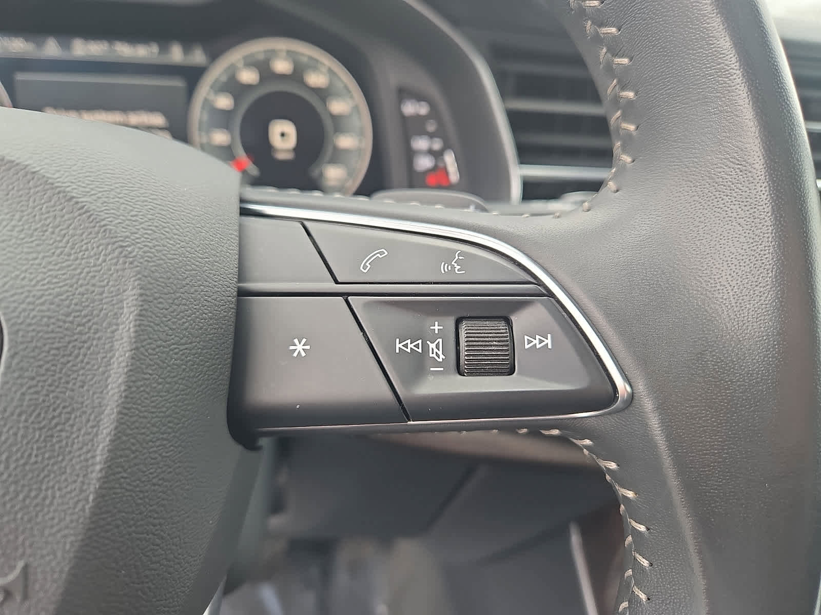 Used 2019 Audi Q8 Prestige image 25