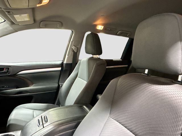 Used 2018 Toyota Highlander LE image 16
