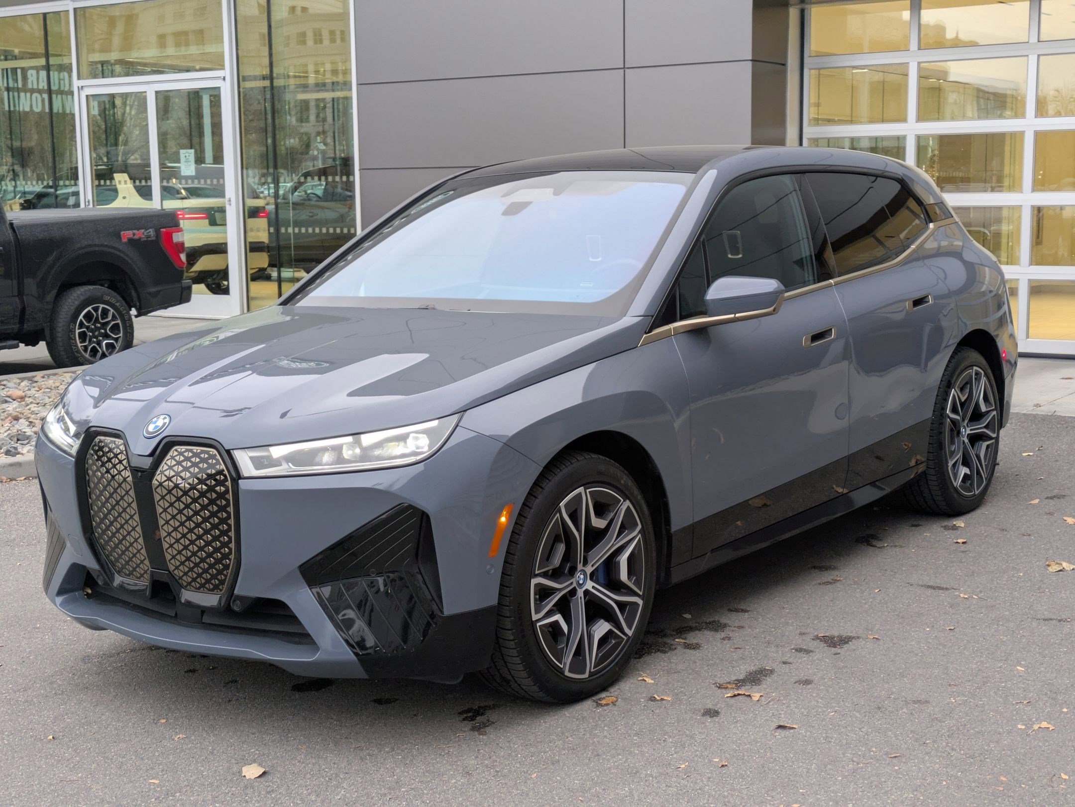 Used 2022 BMW iX xDrive50 w/ Premium Package image 8