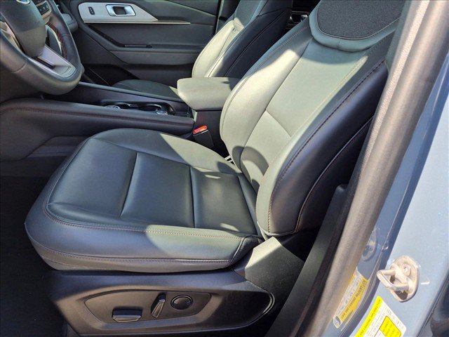 Used 2025 Ford Explorer Active w/ Active Comfort Package RWD image 14