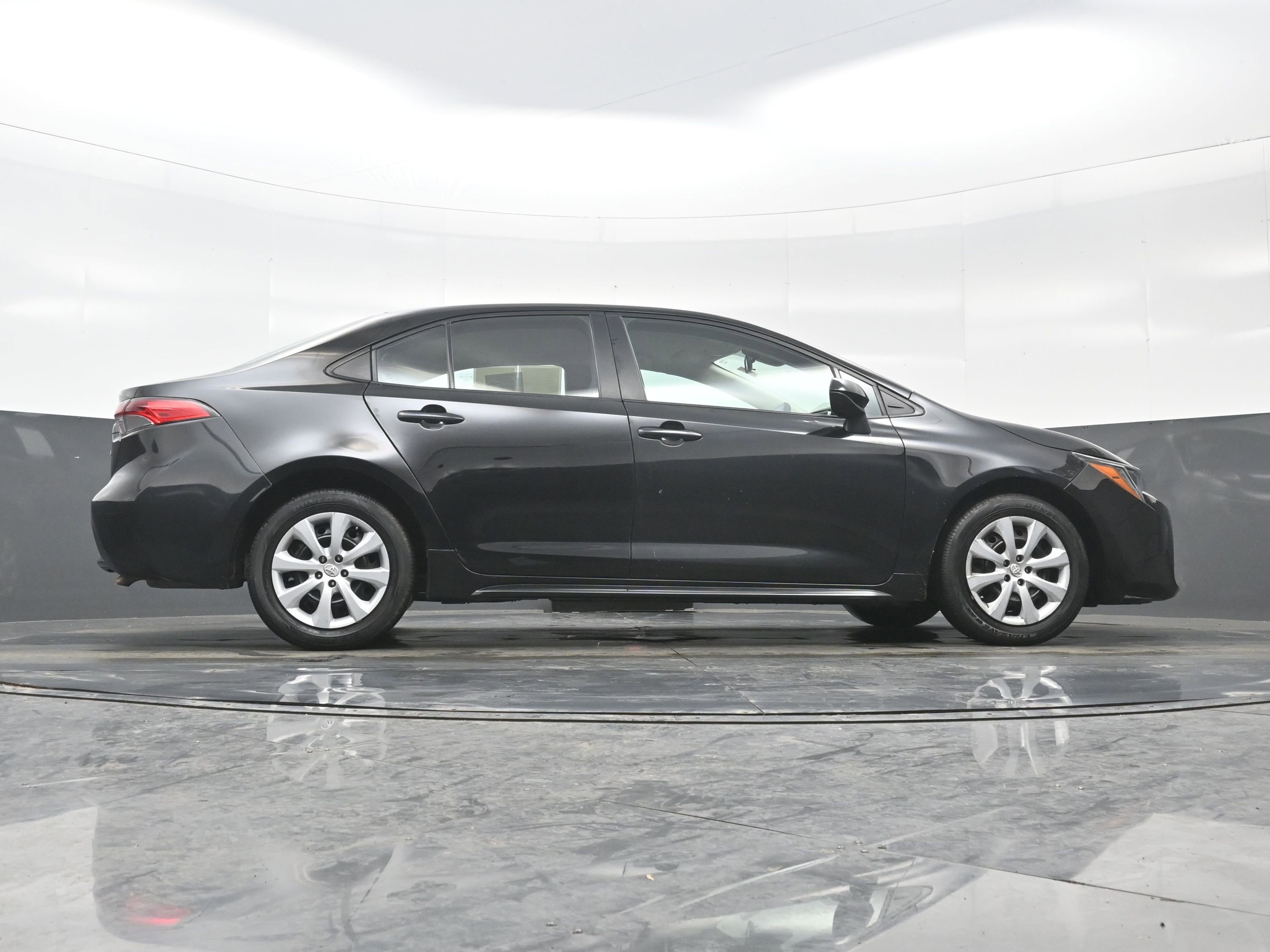 Used 2022 Toyota Corolla LE image 30