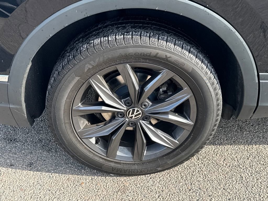 Used 2022 Volkswagen Tiguan SE w/ Panoramic Sunroof Package image 40