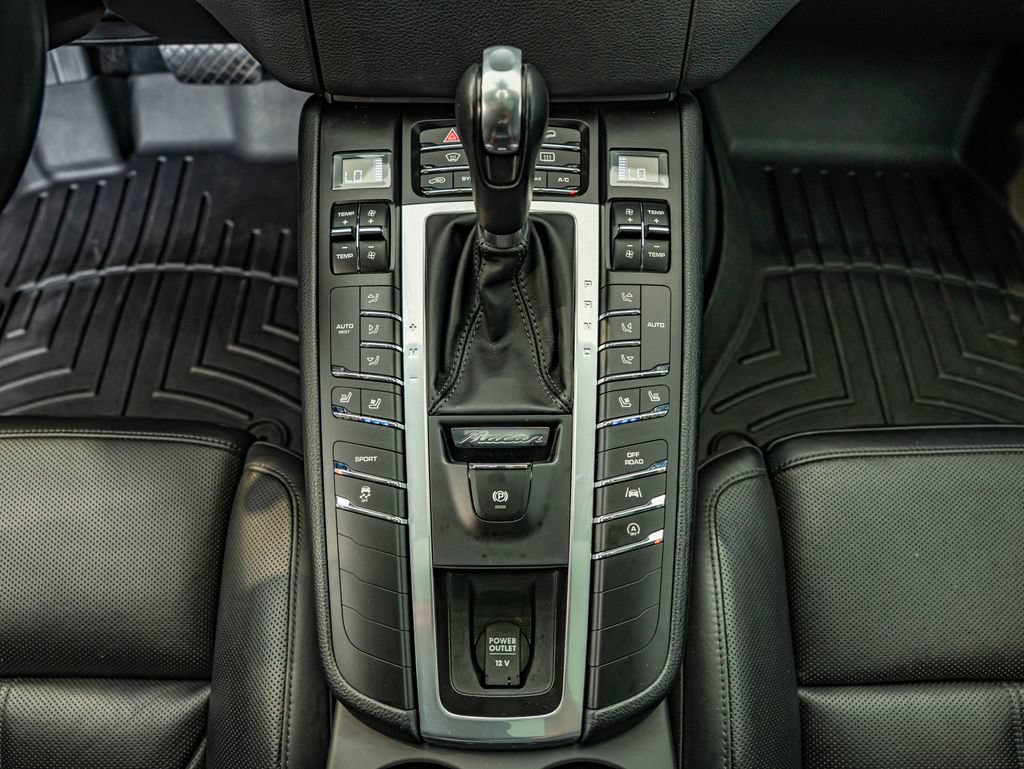 Used 2018 Porsche Macan AWD/4WD image 35
