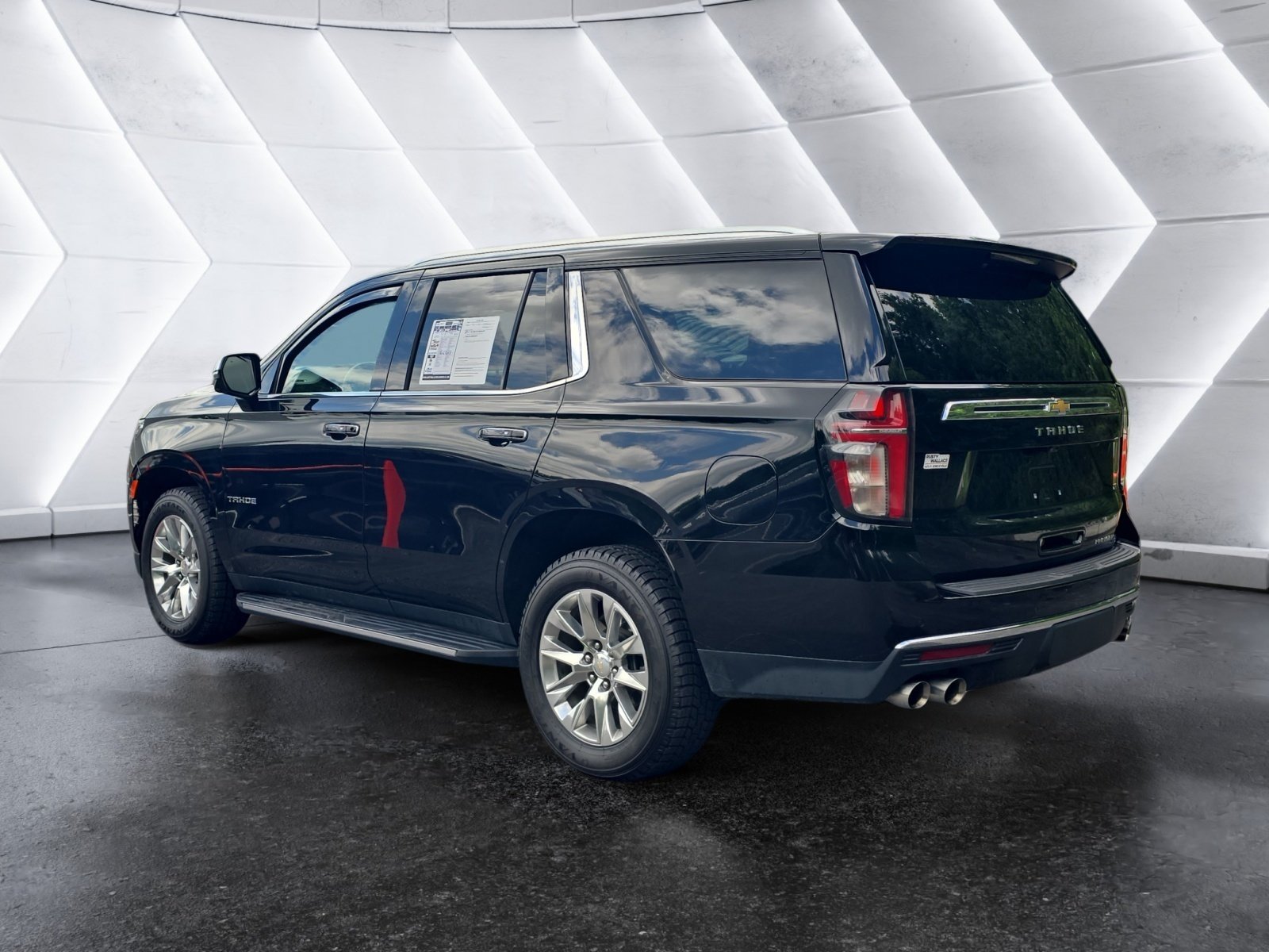 Used 2021 Chevrolet Tahoe Premier w/ Premium Package AWD/4WD image 3