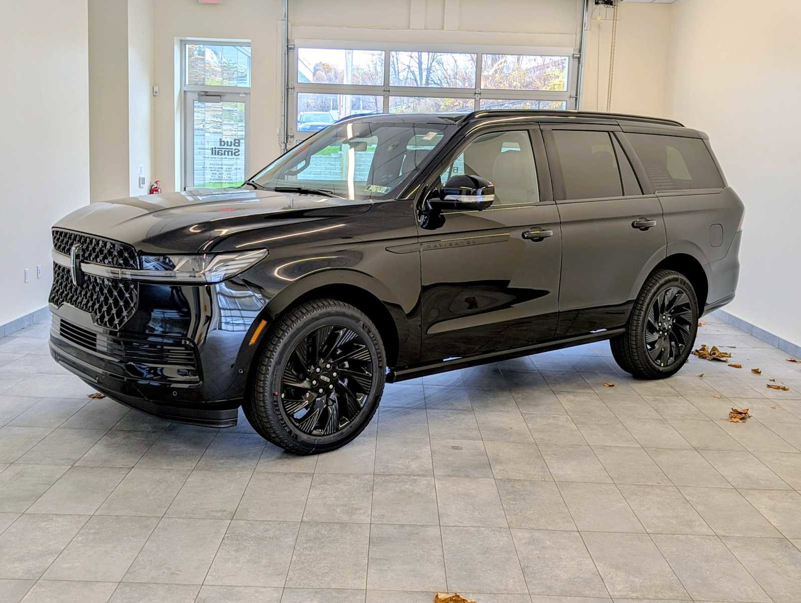 New 2025 Lincoln Navigator Reserve w/ Jet Appearance Package image 1