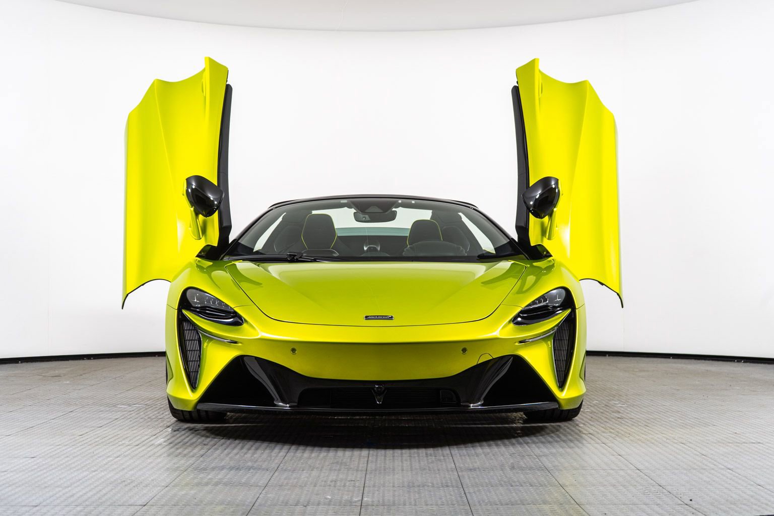 Used 2025 McLaren Artura Spider image 10