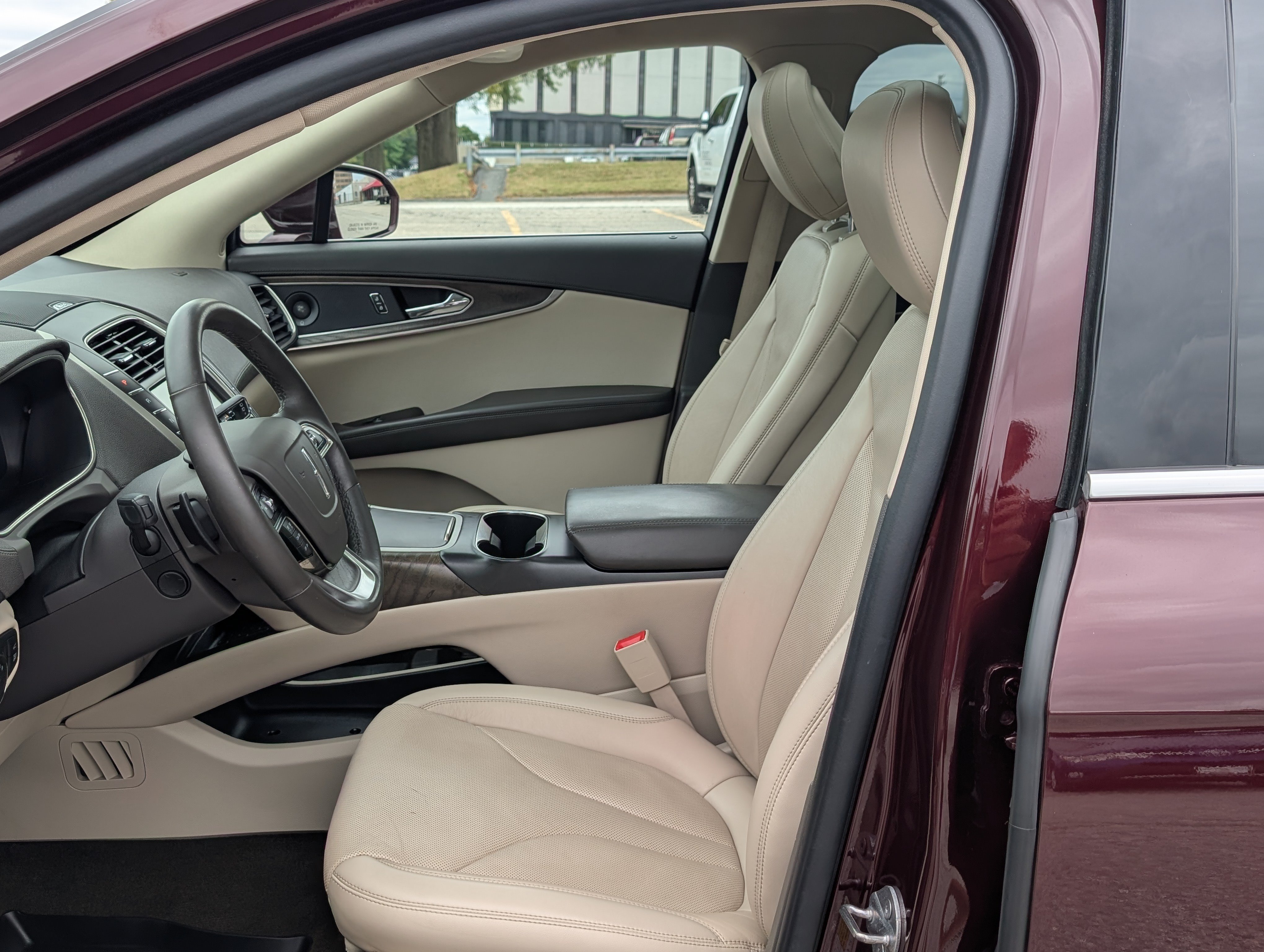 Used 2020 Lincoln Nautilus Reserve w/ Cargo Utility Package AWD/4WD image 16