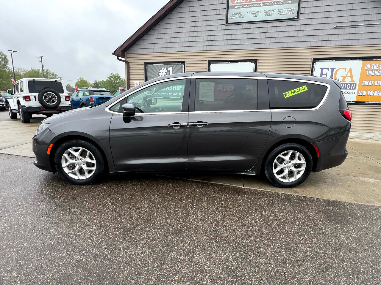 Used 2017 Chrysler Pacifica Touring image 8
