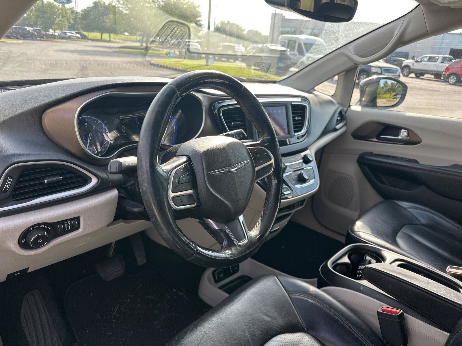 Used 2019 Chrysler Pacifica Touring-L FWD image 14