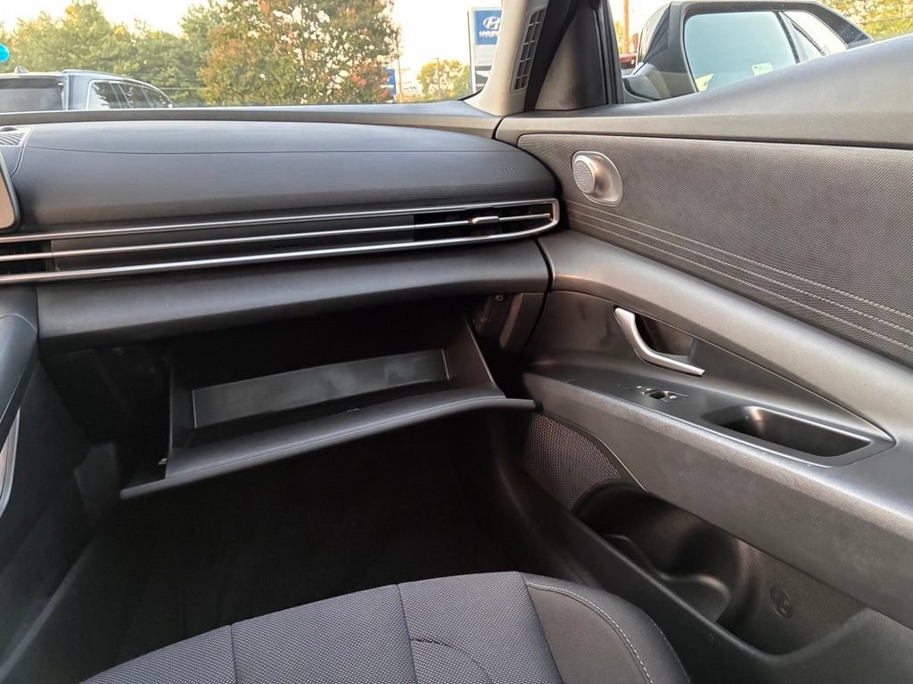 Used 2025 Hyundai Elantra SE FWD image 34