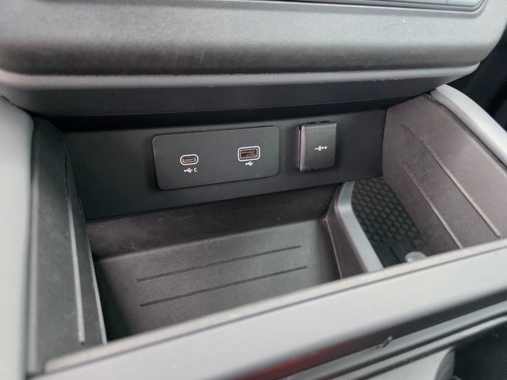 Used 2023 Land Rover Defender 130 X-Dynamic SE image 26