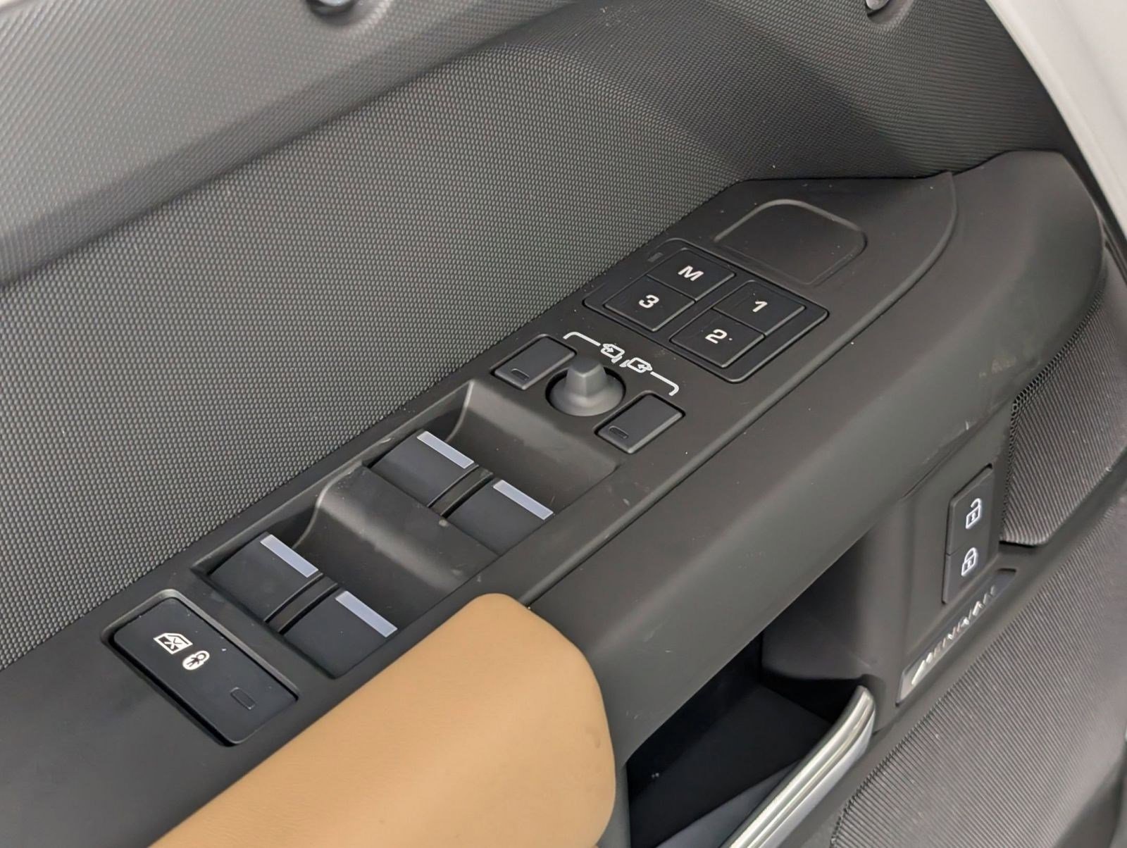 Used 2025 Land Rover Defender 110 S image 15