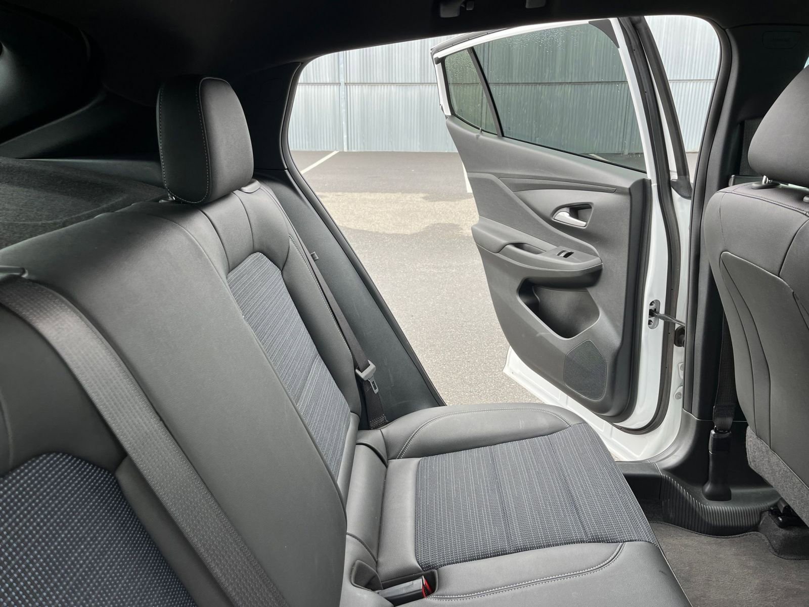 Used 2025 Buick Envista Preferred image 37