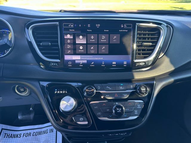 Used 2025 Chrysler Pacifica Select FWD image 13