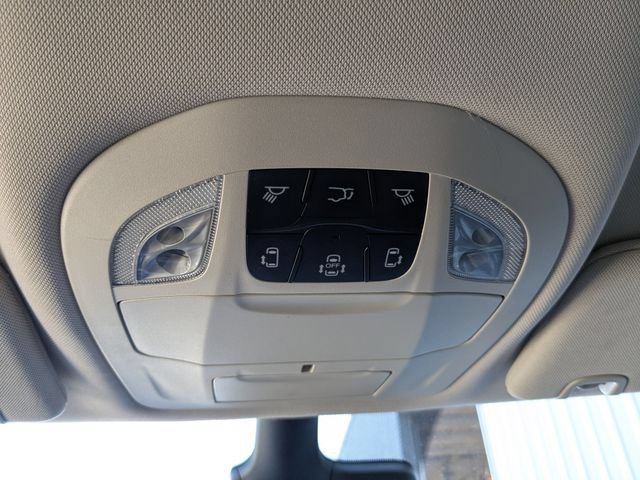 Used 2023 Chrysler Pacifica Touring-L FWD image 19