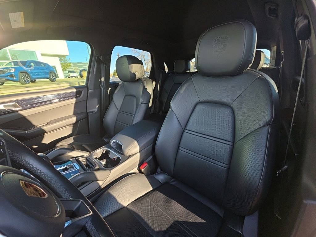 Used 2023 Porsche Cayenne Platinum Edition image 12