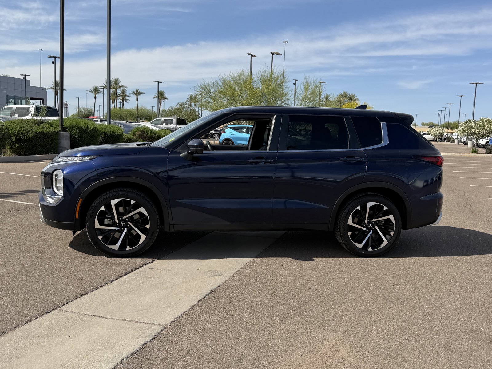 Used 2024 Mitsubishi Outlander SE AWD/4WD image 2