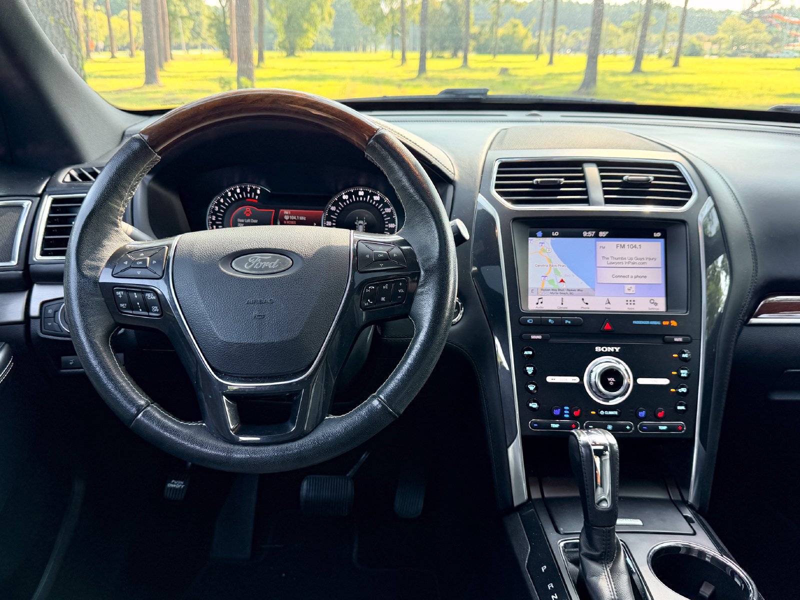 Used 2019 Ford Explorer Platinum AWD/4WD image 3