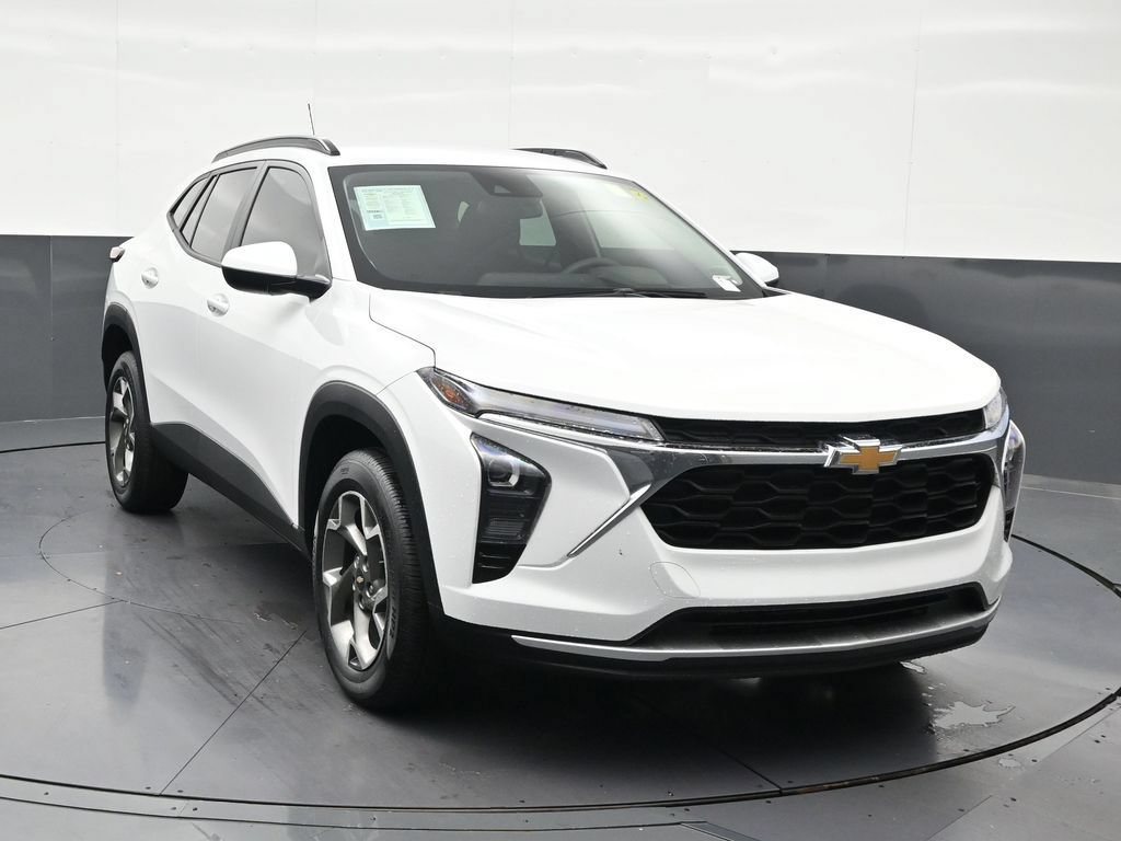 Used 2025 Chevrolet Trax LT FWD image 8