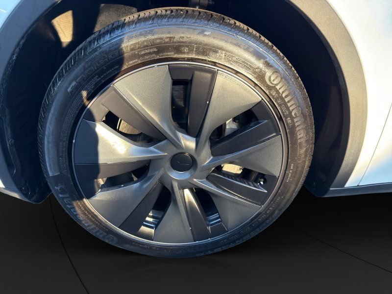 Used 2024 Tesla Model Y Long Range AWD/4WD image 21