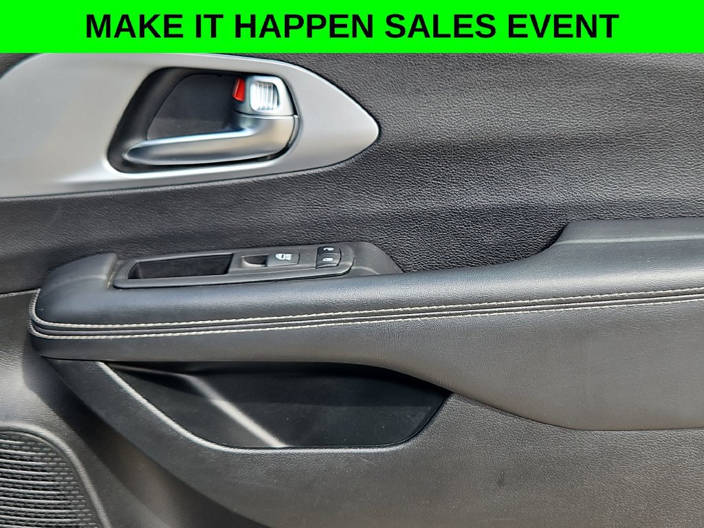 Used 2025 Chrysler Pacifica Limited FWD image 31