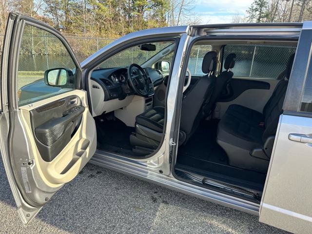 Used 2018 Dodge Grand Caravan SE w/ UConnect Hands-Free Group image 27