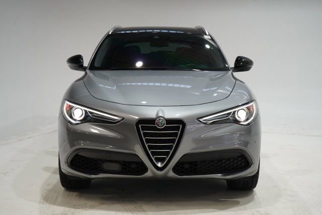 Used 2020 Alfa Romeo Stelvio Ti w/ Active Blind Spot Package AWD/4WD image 2