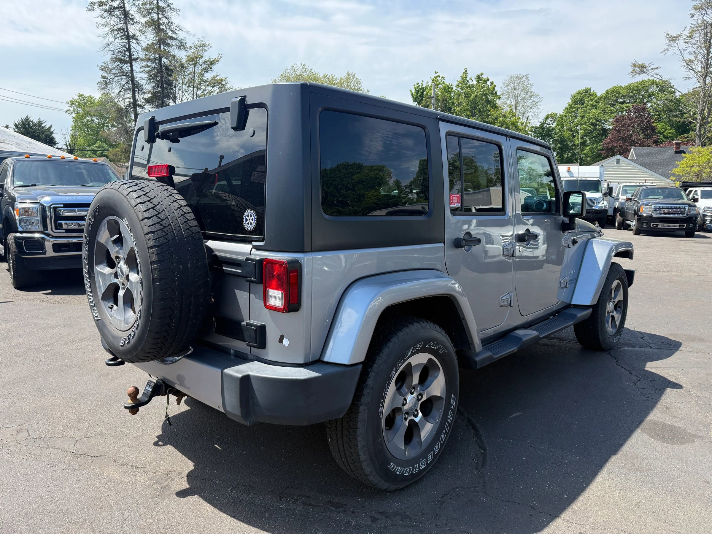Used 2017 Jeep Wrangler Unlimited Sahara w/ Connectivity Group AWD/4WD image 5