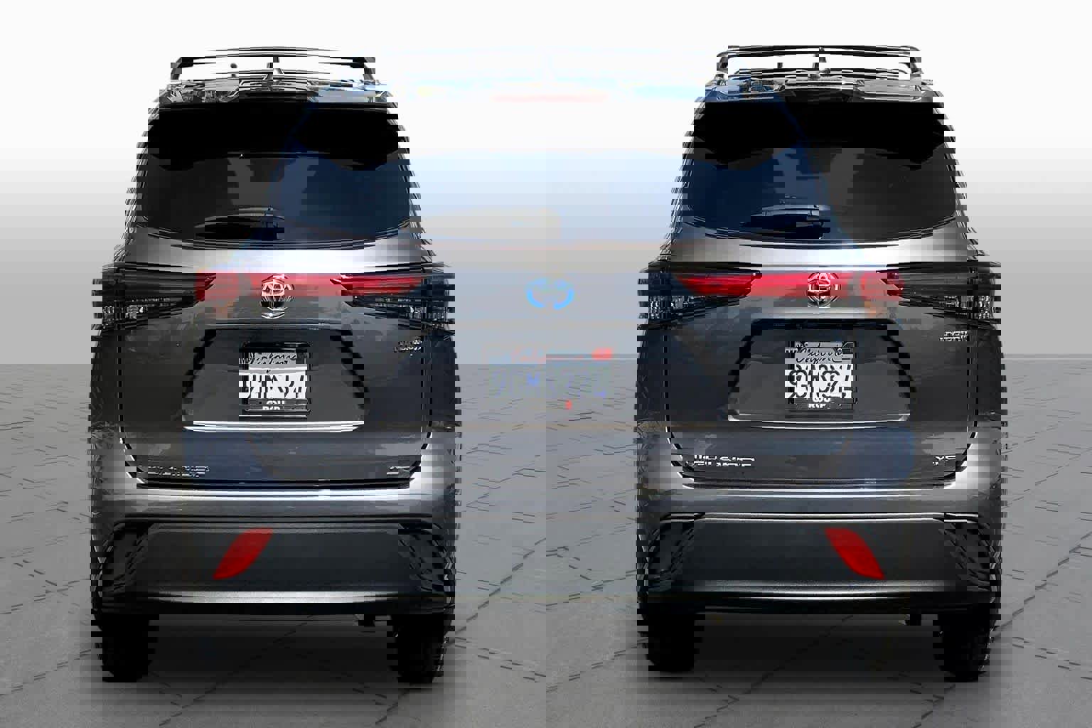 Used 2023 Toyota Highlander XLE image 4