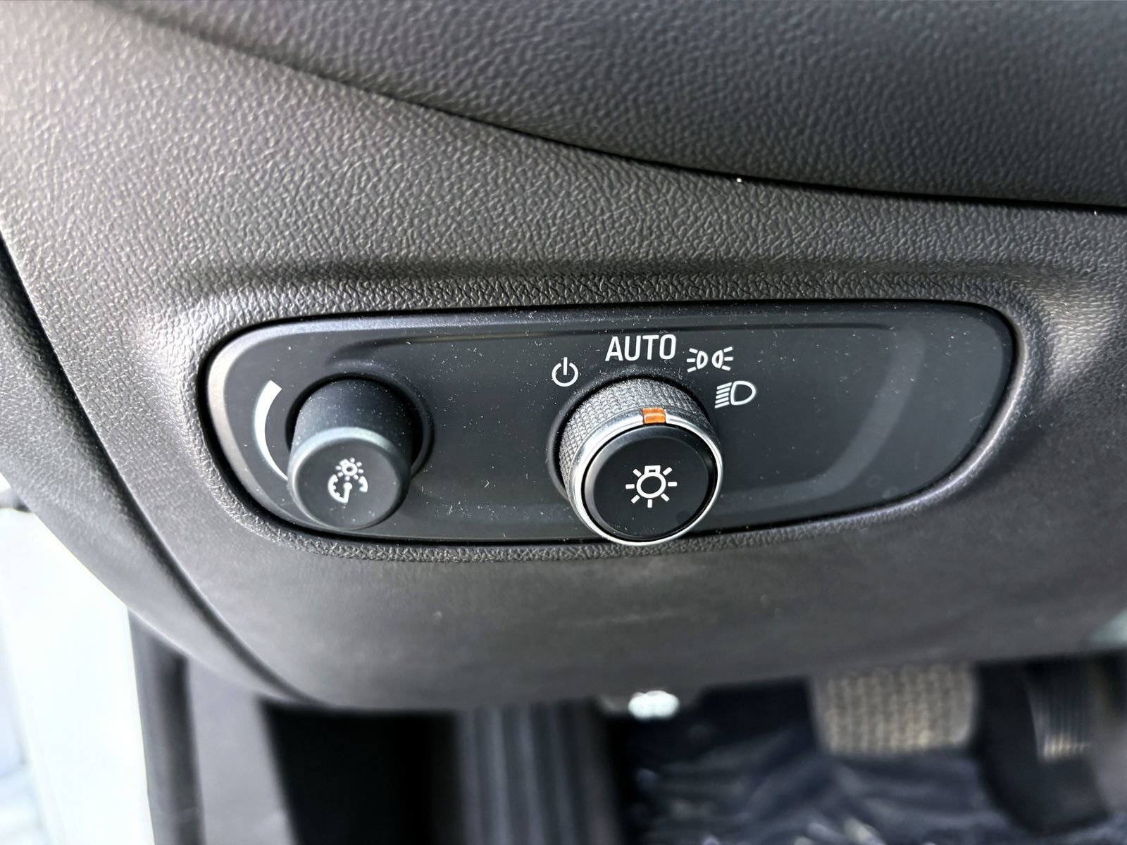 Used 2020 Chevrolet Equinox LS w/ LS Convenience Package image 12