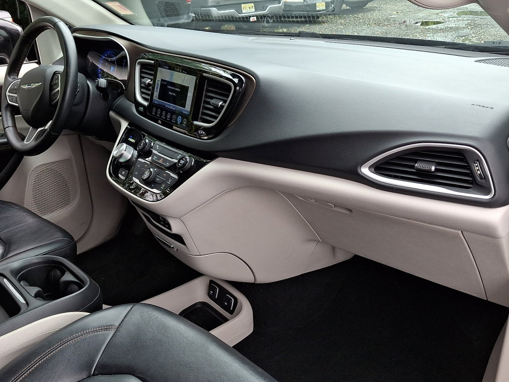Used 2017 Chrysler Pacifica Touring-L FWD image 7
