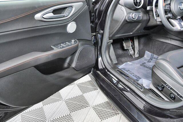Used 2025 Alfa Romeo Giulia w/ Driving Assist Package RWD image 10