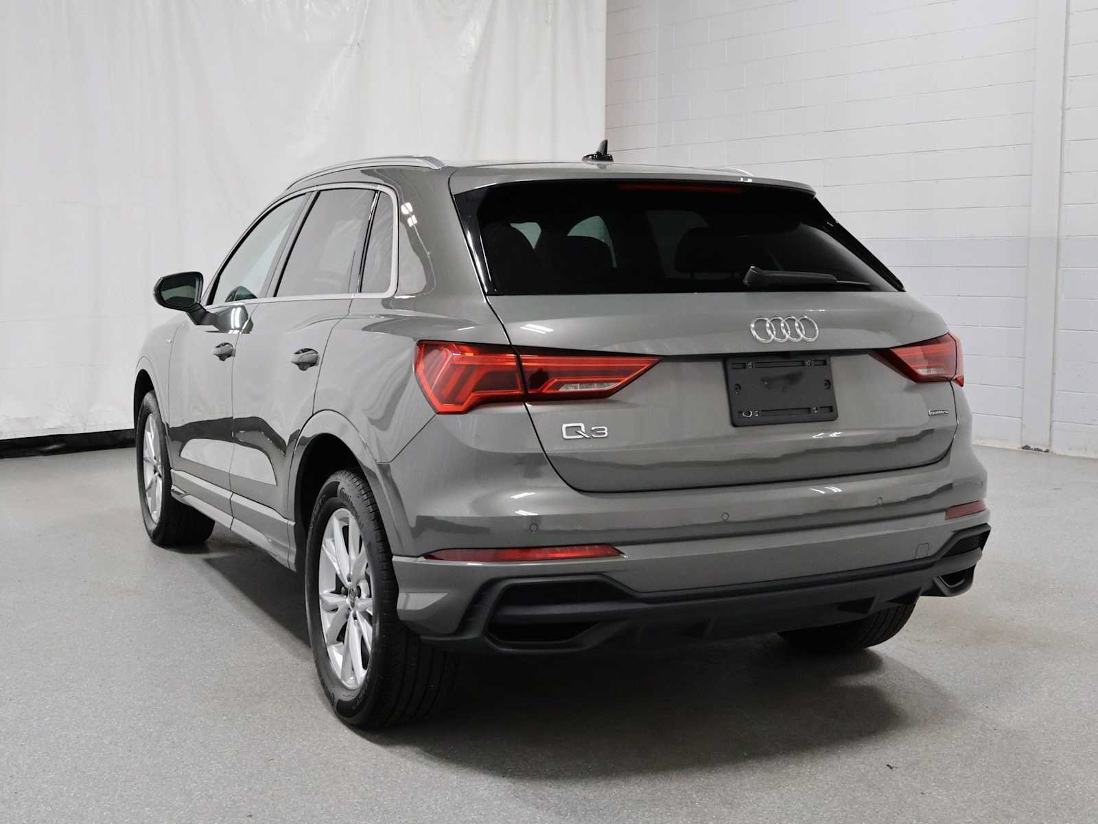 Used 2023 Audi Q3 2.0T Premium w/ Convenience Package AWD/4WD image 3