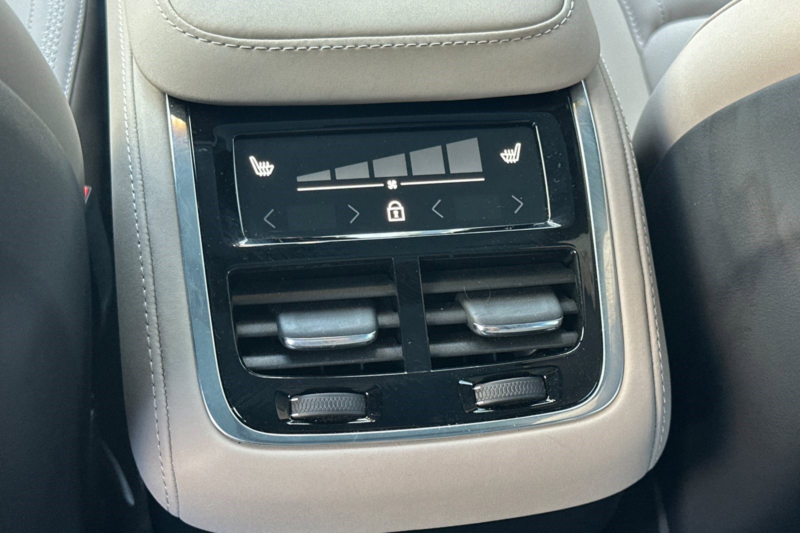 Used 2026 Volvo XC90 B6 Plus w/ Protection Package image 16