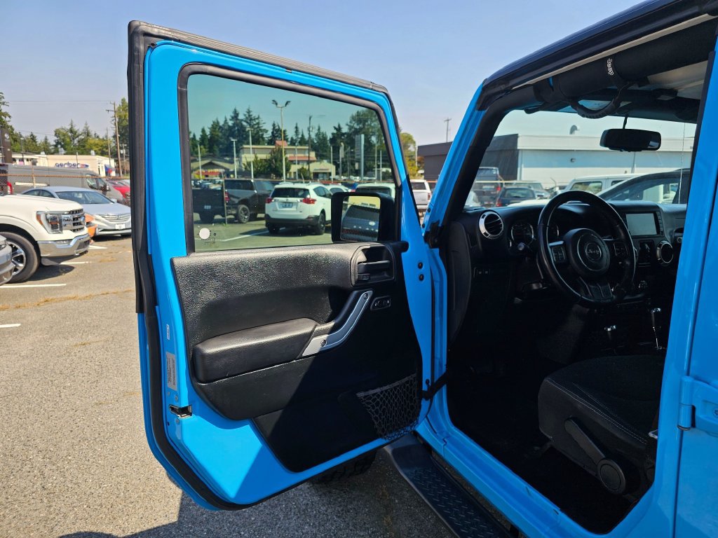 Used 2017 Jeep Wrangler Unlimited Rubicon w/ Connectivity Group AWD/4WD image 18