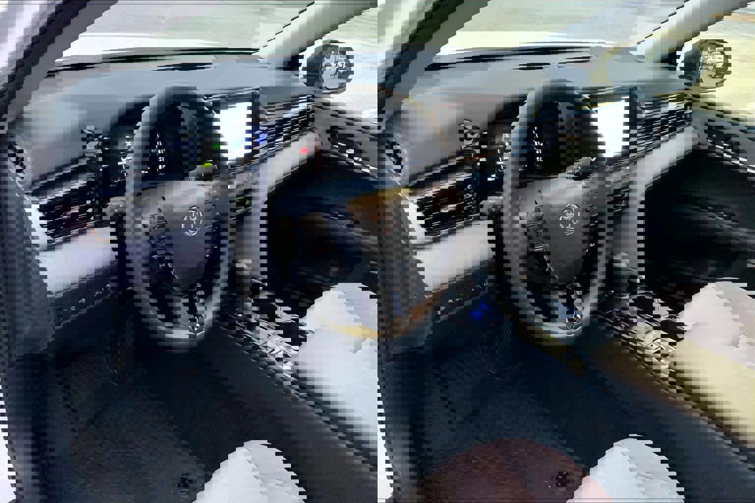 Used 2025 Toyota Camry LE w/ Convenience Package image 17