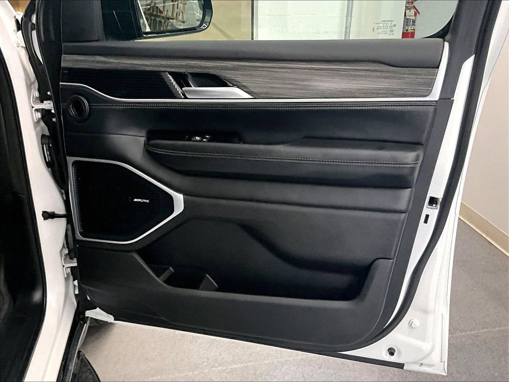 Used 2024 Jeep Wagoneer L Series III w/ Flexible Seating Group image 12