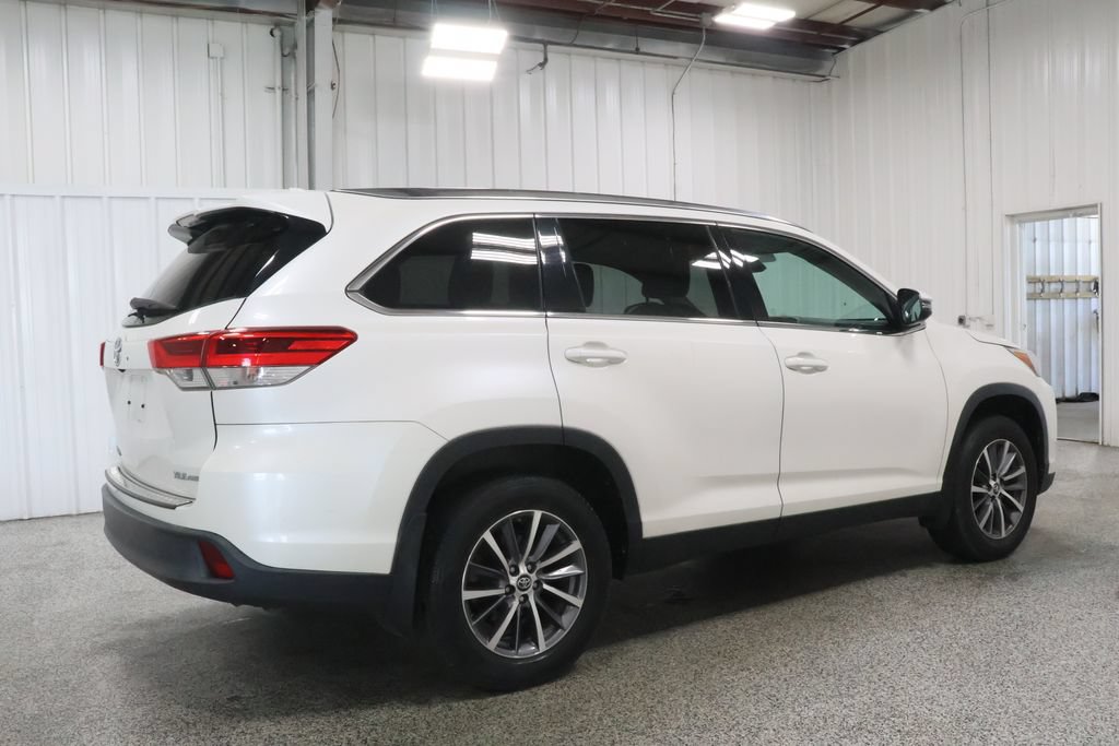 Used 2019 Toyota Highlander XLE AWD/4WD image 3