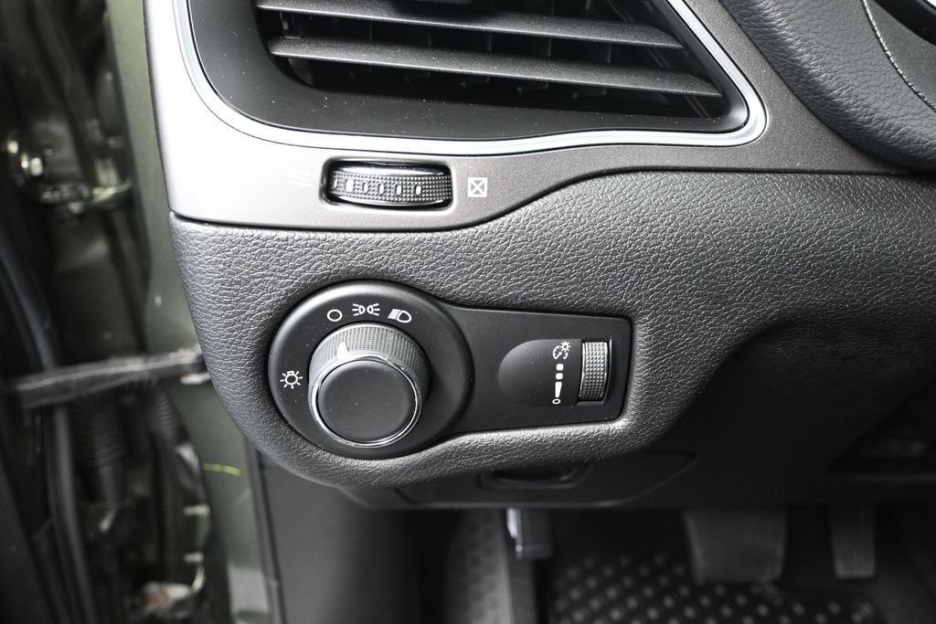 Used 2020 Jeep Cherokee Sport w/ Cold Weather Group AWD/4WD image 23