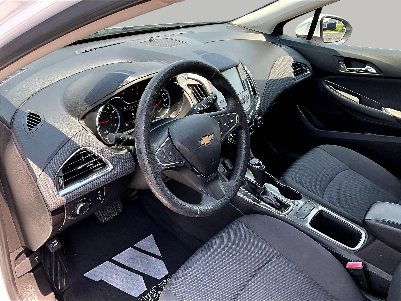 Used 2018 Chevrolet Cruze LT w/ Convenience Package FWD image 17