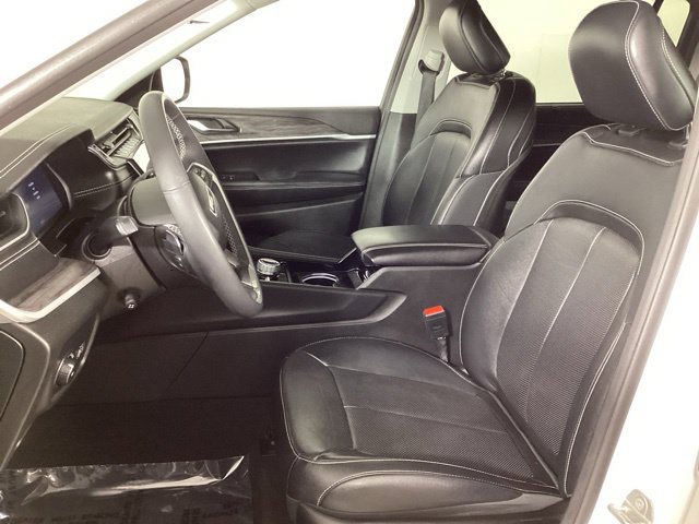 Used 2023 Jeep Grand Cherokee L Limited w/ Luxury Tech Group II AWD/4WD image 10