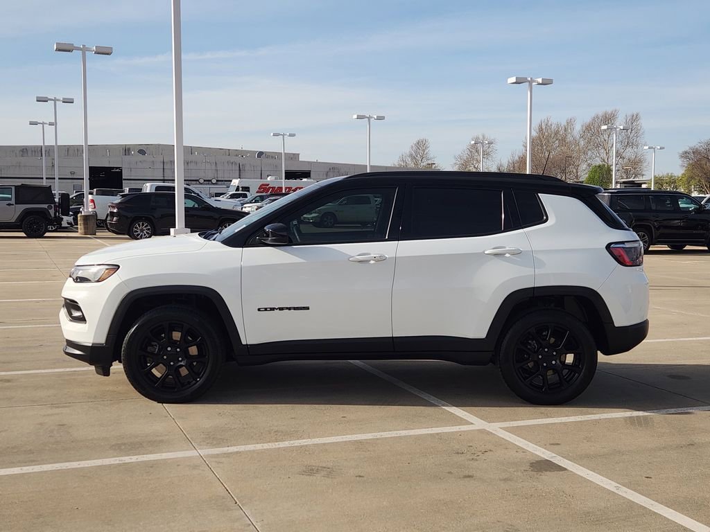 Used 2024 Jeep Compass Latitude w/ Convenience Group image 4