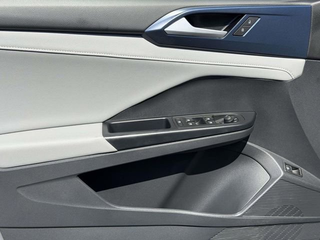 Used 2023 Volkswagen Taos SE w/ Panoramic Sunroof Package image 12