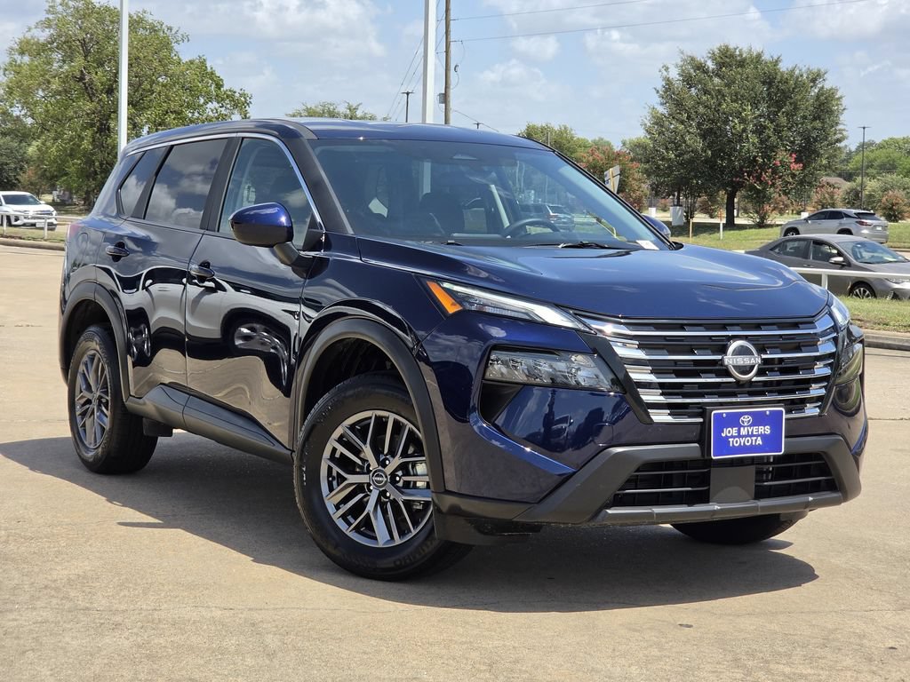 Used 2026 Nissan Rogue SV FWD image 2