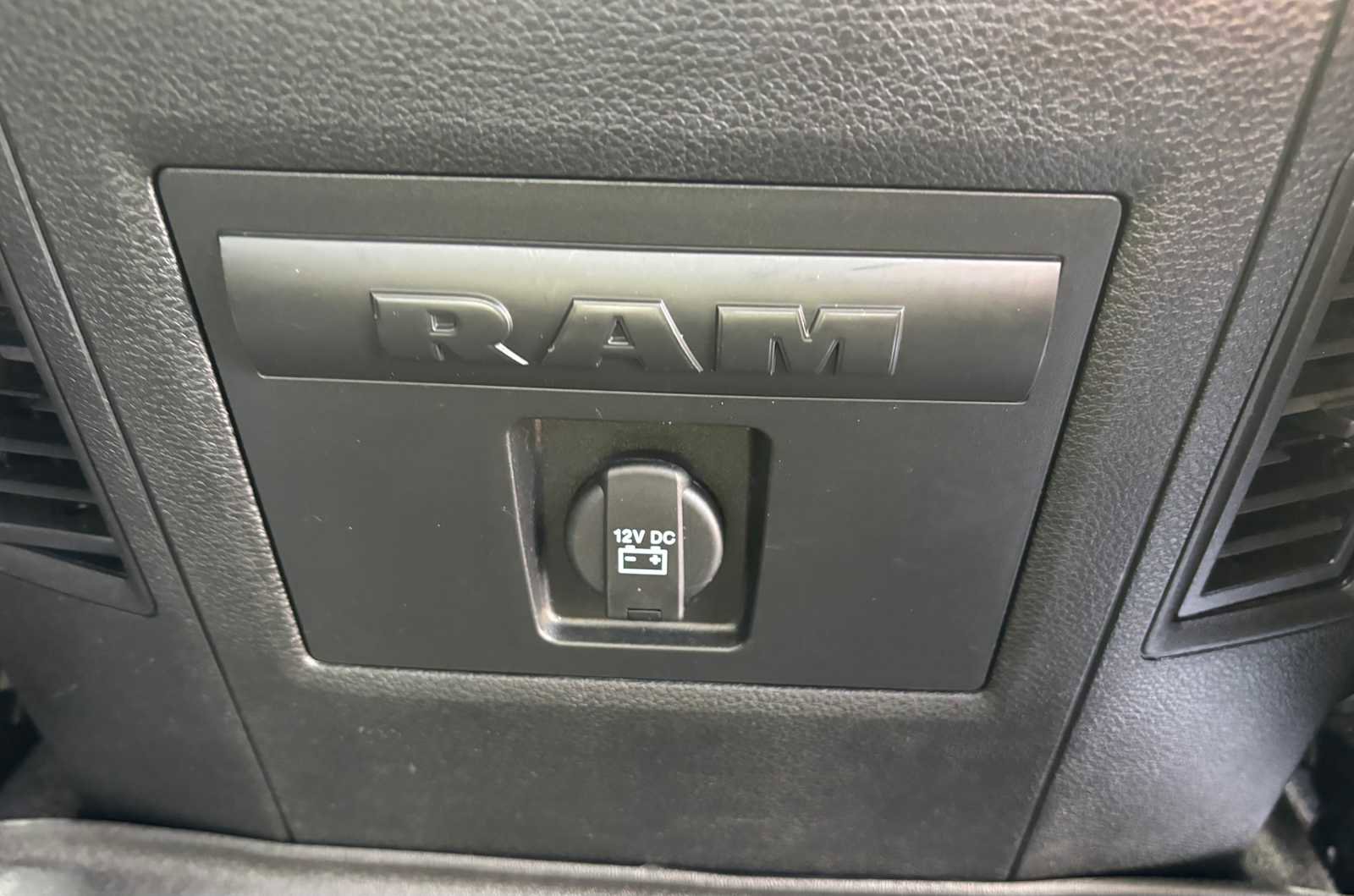 Used 2020 RAM 1500 Classic SLT w/ Luxury Group image 12