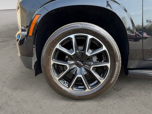 Used 2025 Chevrolet Suburban RST w/ Comfort Package AWD/4WD image 14