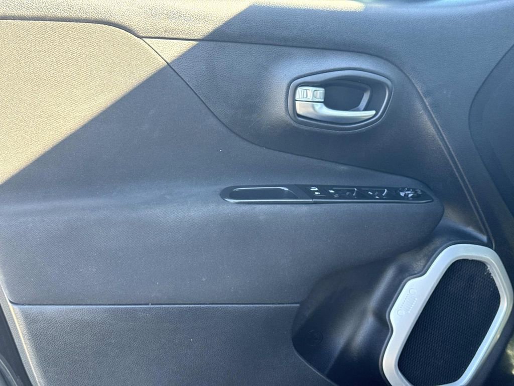 Used 2018 Jeep Renegade Latitude w/ Popular Equipment Group image 18